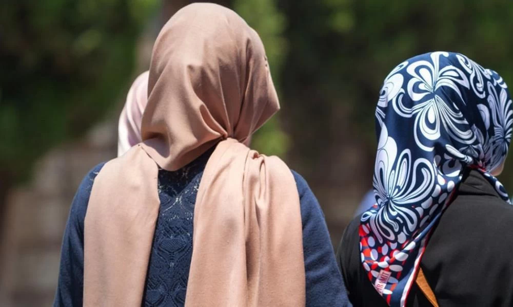 Μουσουλμάνα δάσκαλα απολύθηκε λόγω μαντίλας στον Καναδά